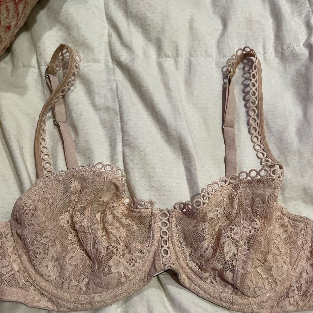 Nude lace VS bra